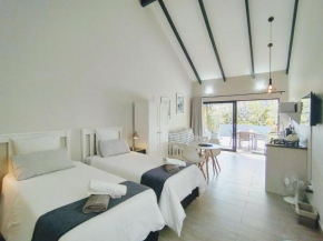 Capricorn Studio Two - 150m to Solar Beach, Patio & Braai, Wifi, DSTV & Netflix